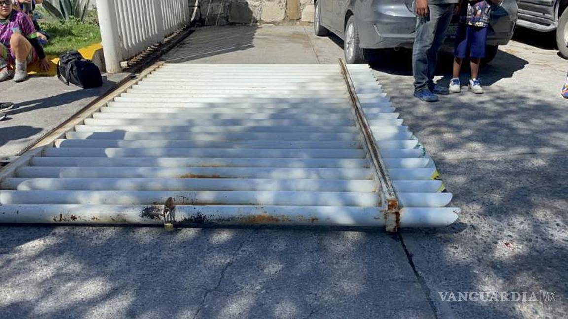 $!Entre mas de 10 personas levantaron el portón para sacar al hombre.