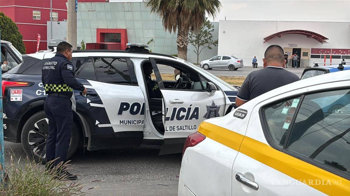 $!Elementos de Tránsito Municipal arribaron al lugar para tomar conocimiento del percance.