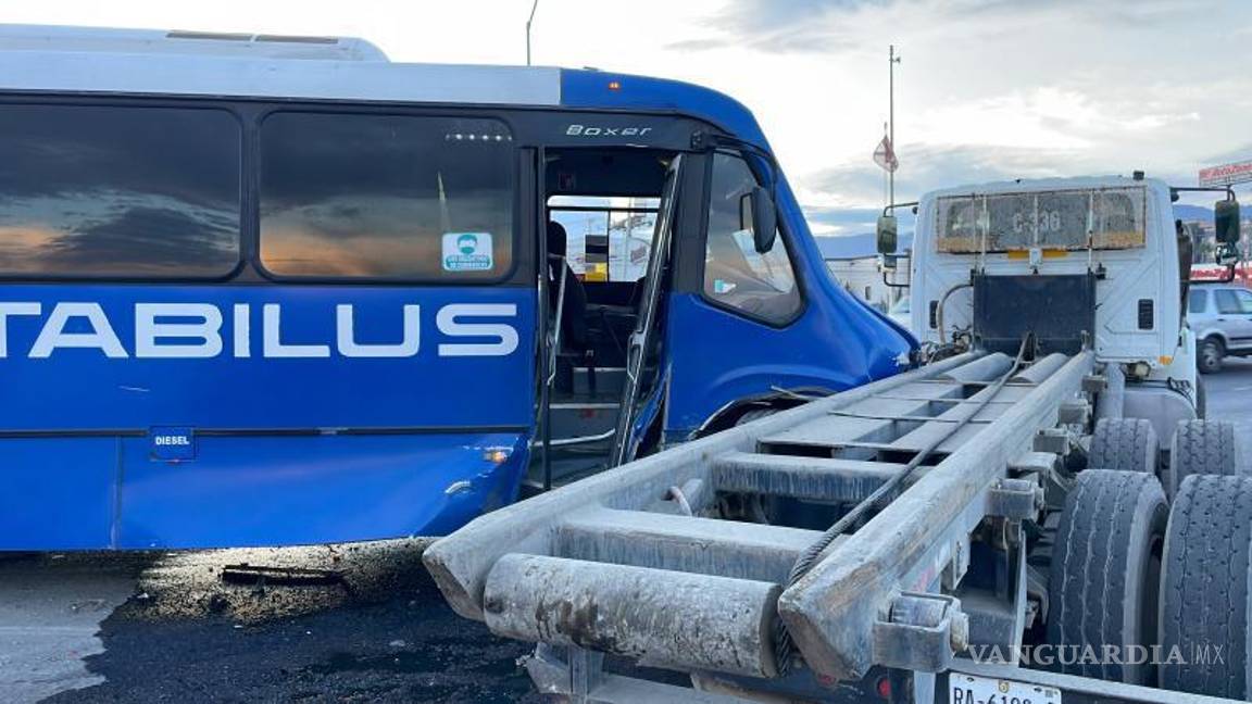 $!Autoridades municipales abanderaron la zona del accidente y solicitaron grúas para retirar los vehículos.