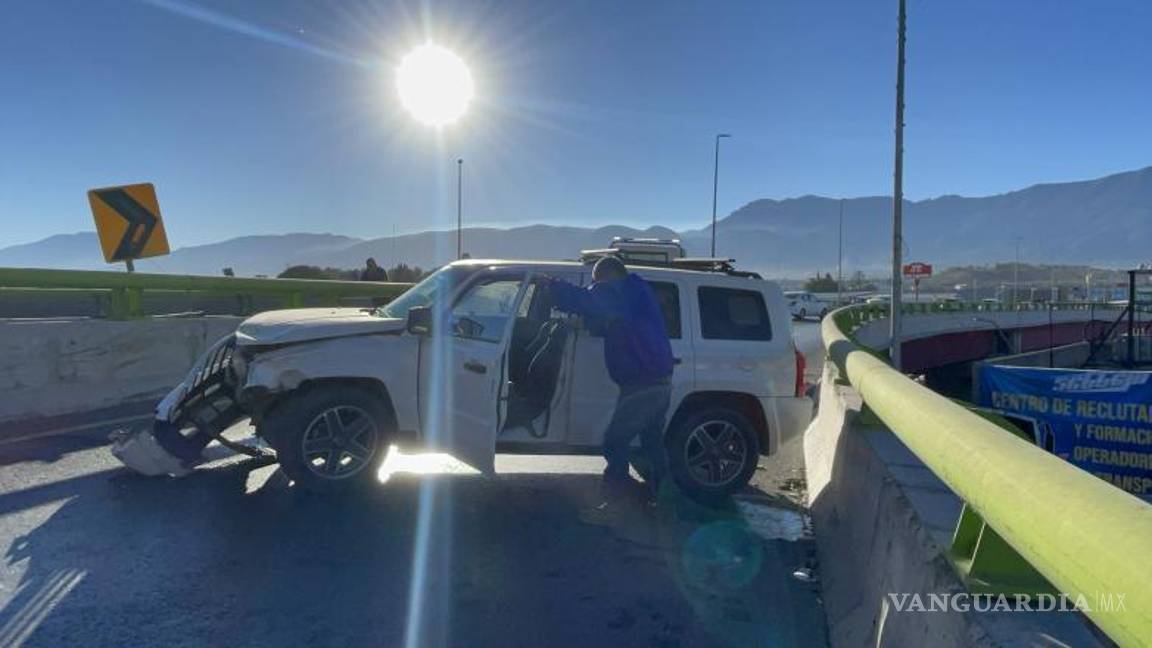 $!La camioneta Jeep Patriot quedó atravesada sobre el carril del distribuidor vial El Sarape tras impactarse contra el muro de contención.