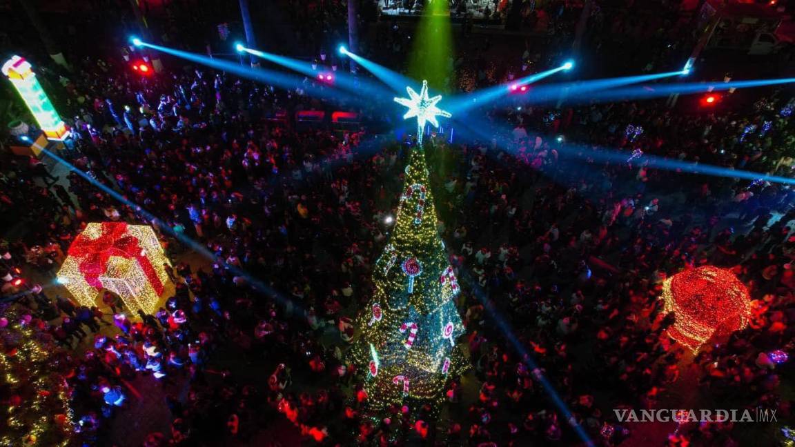 $!Encienden piño y Villa Navideña en Ramos Arizpe.