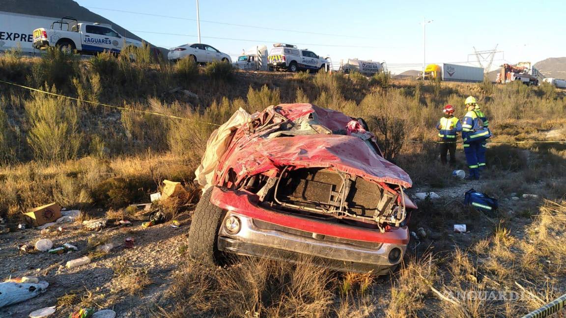 Paisanos pierden la vida en volcadura en la carretera Monterrey-Saltillo