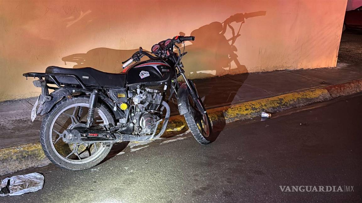 $!La motocicleta quedó dañada sobre la vialidad luego del choque ocurrido en el cruce de las calles Arabia Saudita y Egipto.