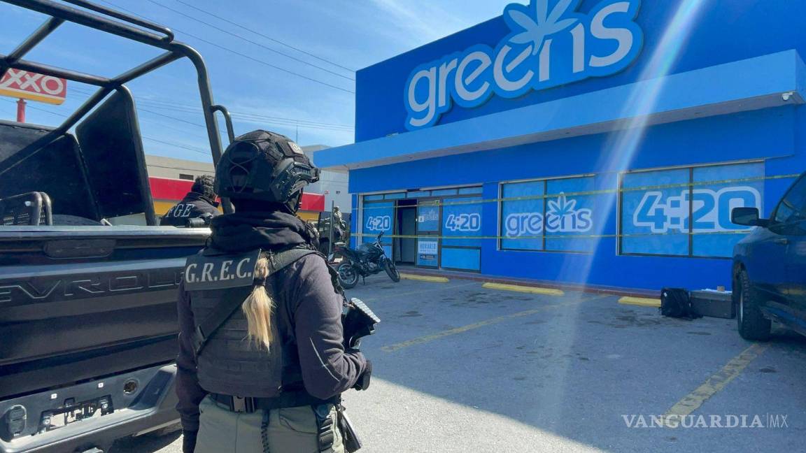 $!Autoridades revisaron registros de venta y documentación del negocio durante la inspección.