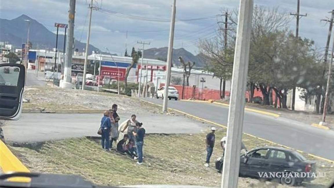 $!El automóvil salió del camino y quedó sobre una zona de césped.