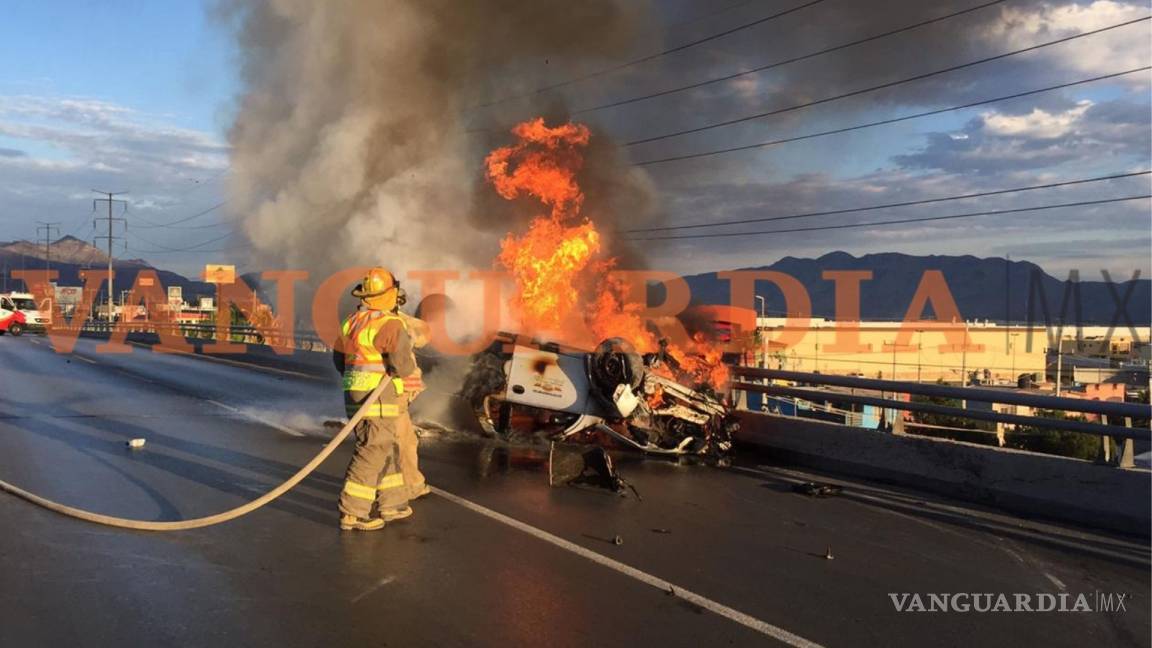 Automovilista choca, vuelca e incendia su vehículo en puente de Saltillo