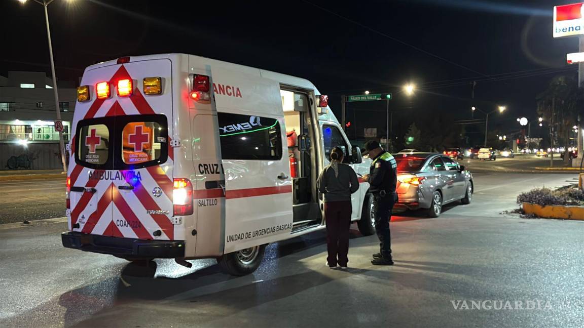 $!Paramédicos de la Cruz Roja valoraron a un menor que viajaba en el auto, sin lesiones.