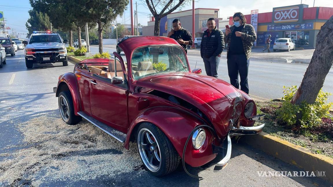 $!El conductor resultó con lesiones tras impactarse con el parabrisas.