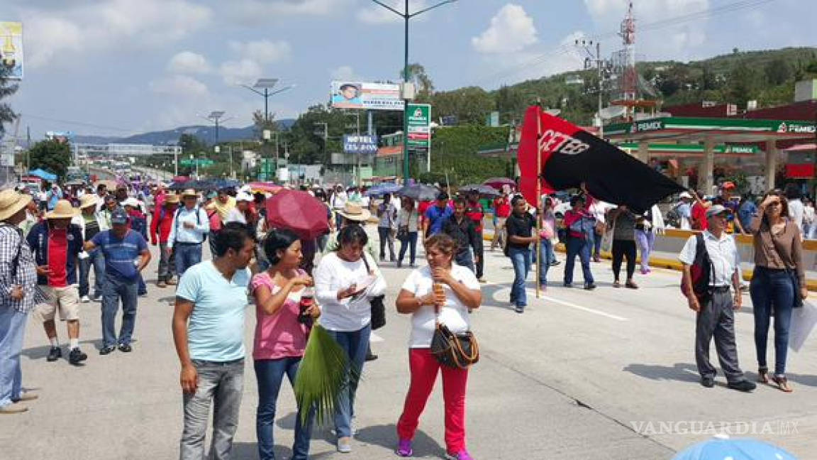 CETEG y familiares de los 43 bloquean la Autopista del Sol