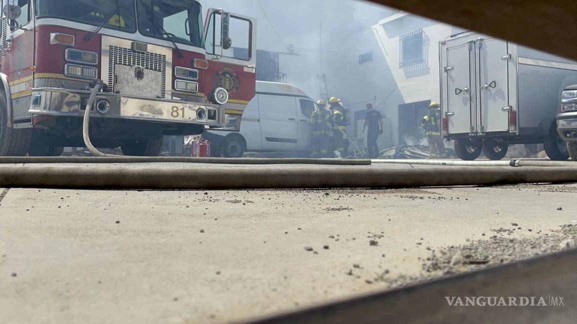 Se incendia camioneta de negocio en Saltillo; empleados temían tragedia