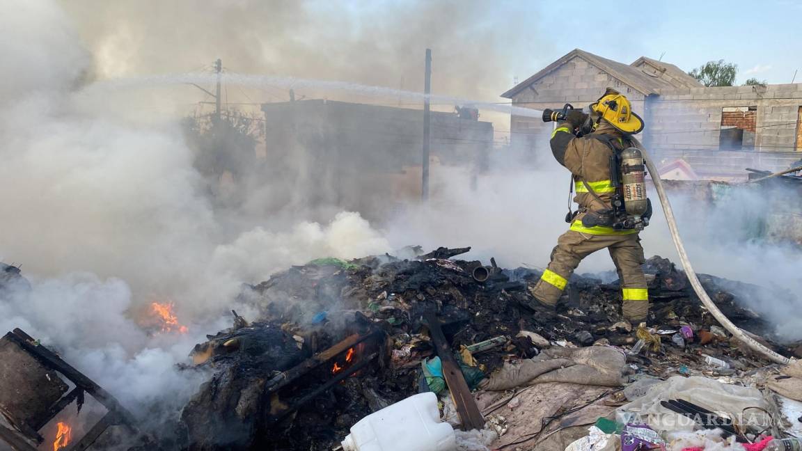 Intenso incendio consume dos predios de la colonia Panteones, en Saltillo