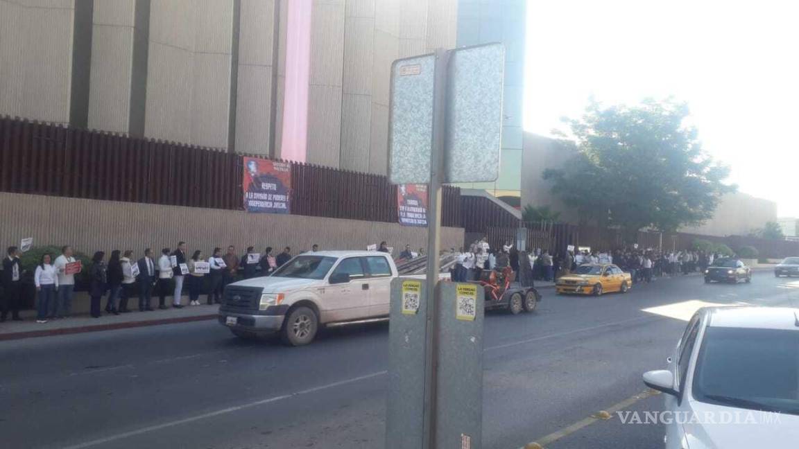 $!Miembros del Sindicato de Trabajadores del PJF tomaron protestan frente a las oficinas del Poder Judicial de la Federación en Saltillo, Coahuila.