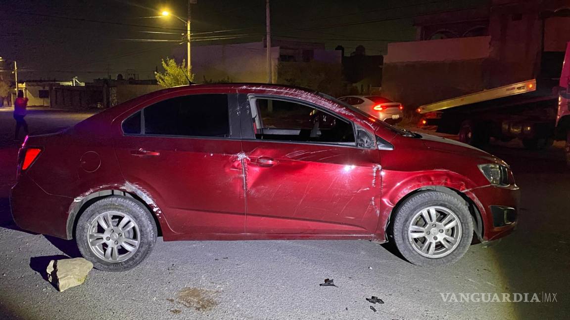 $!Autoridades de Tránsito Municipal acudieron al lugar del accidente para atender la situación y detener al conductor debido a su estado de ebriedad.