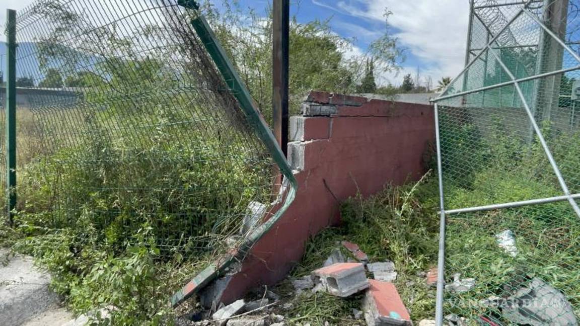 $!El vehículo derribó una barda perimetral y una malla ciclónica tras perder el control.