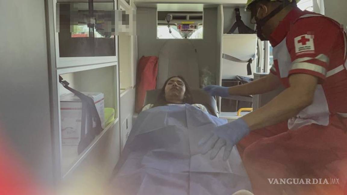 $!Paramédicos de la Cruz Roja arribaron al lugar para atender y trasladar a la joven lesionada al hospital para valoración médica.