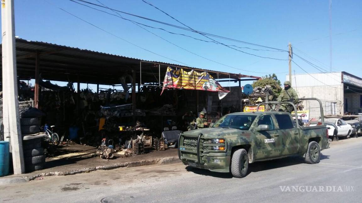 Inspectores, policías y soldados revisan yonkes en Torreón