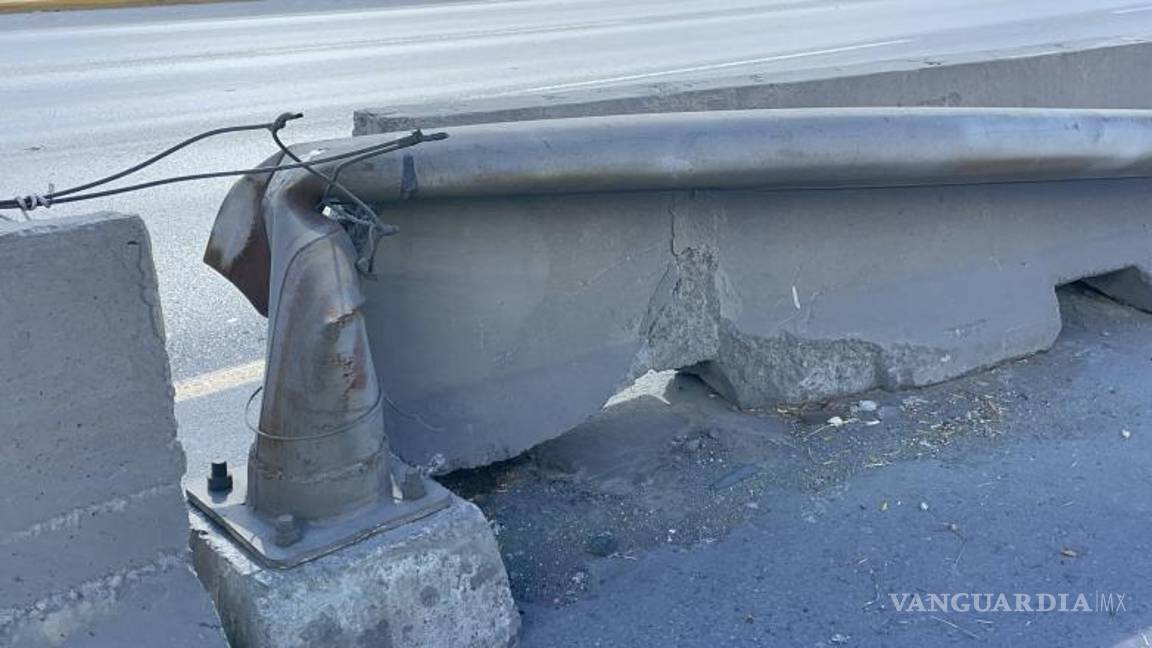 $!El fuerte viento, combinado con daños previos en la luminaria, provocó su caída en el bulevar Fundadores.