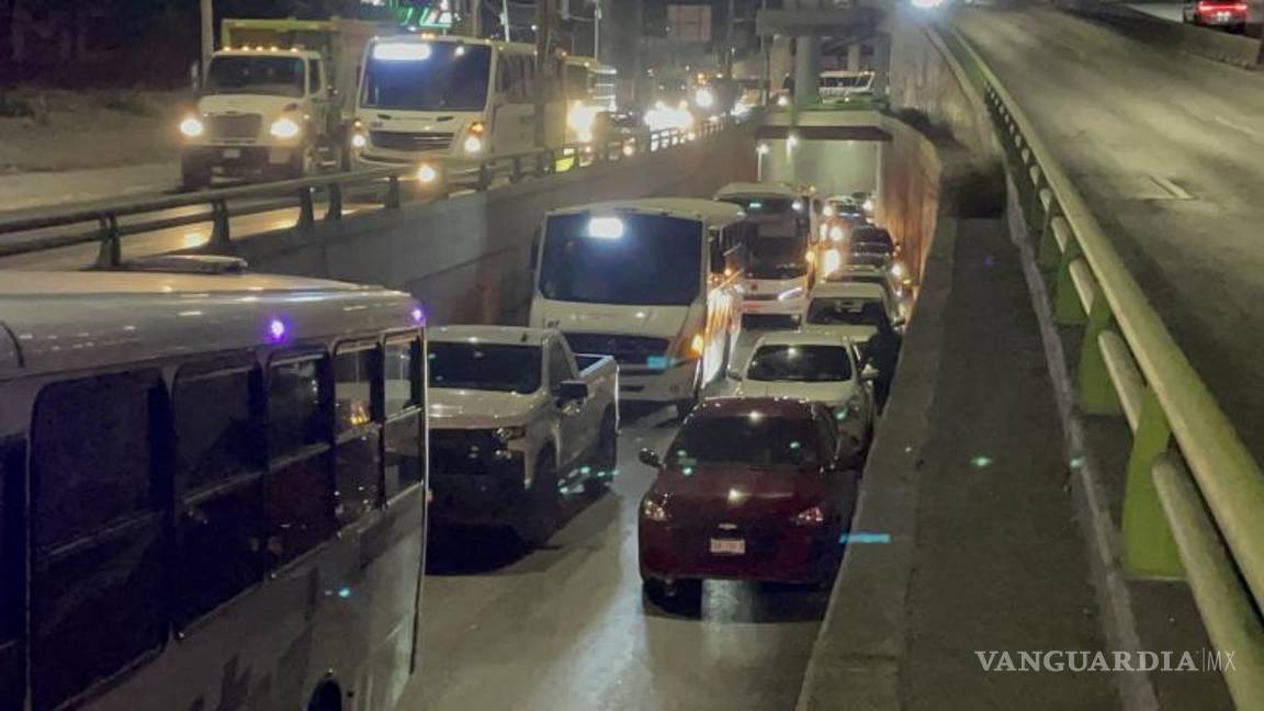 $!Personal de Tránsito Municipal acudió al lugar para supervisar el incidente y coordinar el remolque del vehículo, permitiendo la liberación de la vialidad.