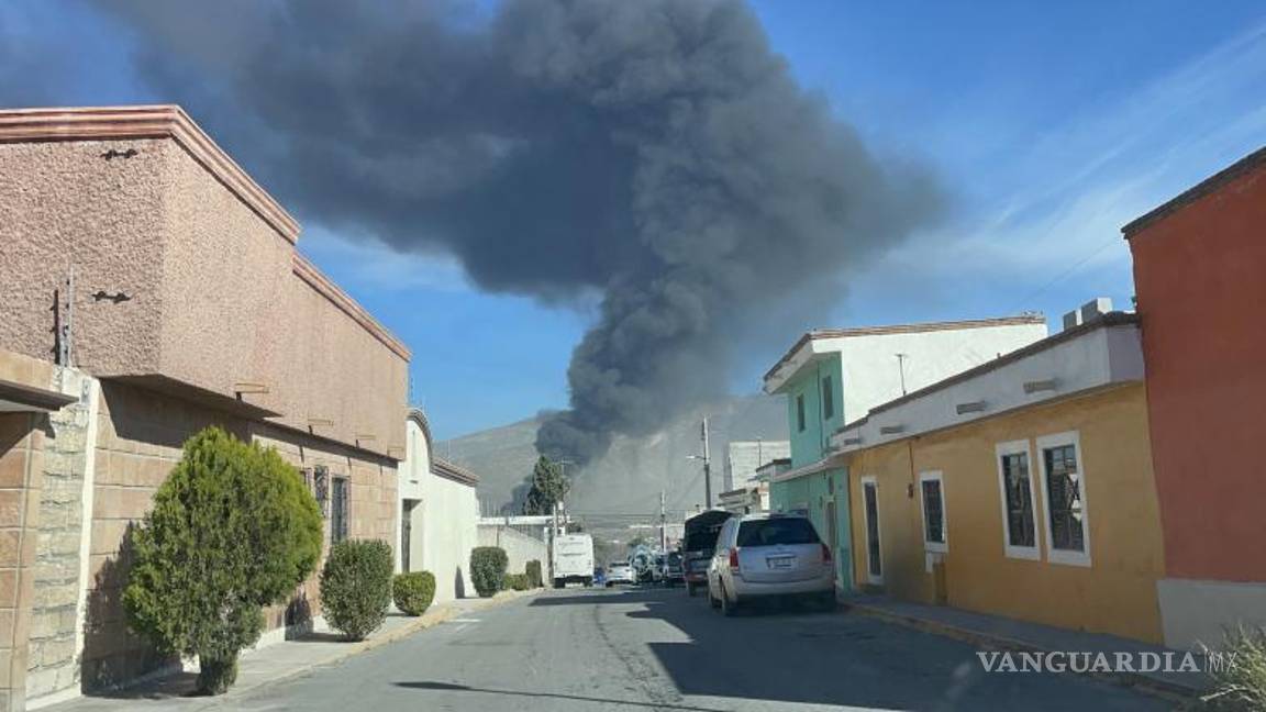 $!El camino a la colonia La Nogalera fue cerrado por seguridad mientras los equipos de emergencia combatían el incendio en la recicladora de Arteaga.