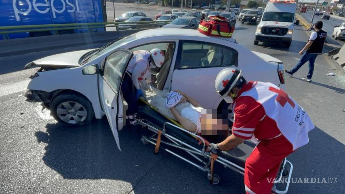 $!Paramédicos de la Cruz Roja atendieron a la conductora antes de trasladarla al Hospital General.