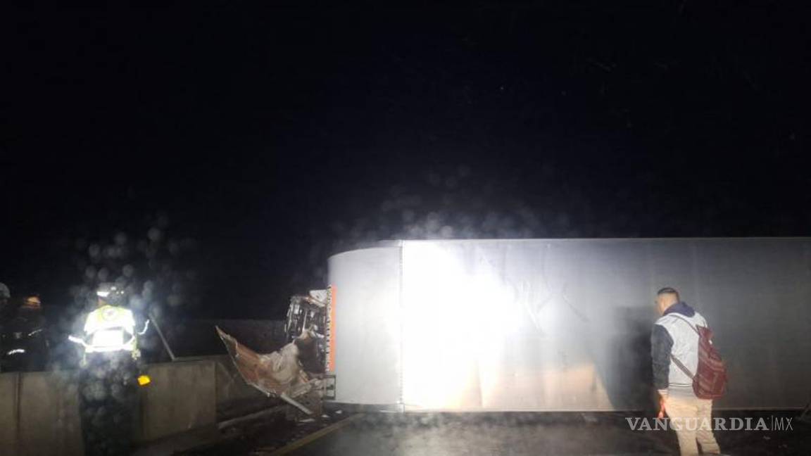 $!Elementos de la Guardia Nacional acudieron para tomar conocimiento del accidente y coordinar el cierre vial.