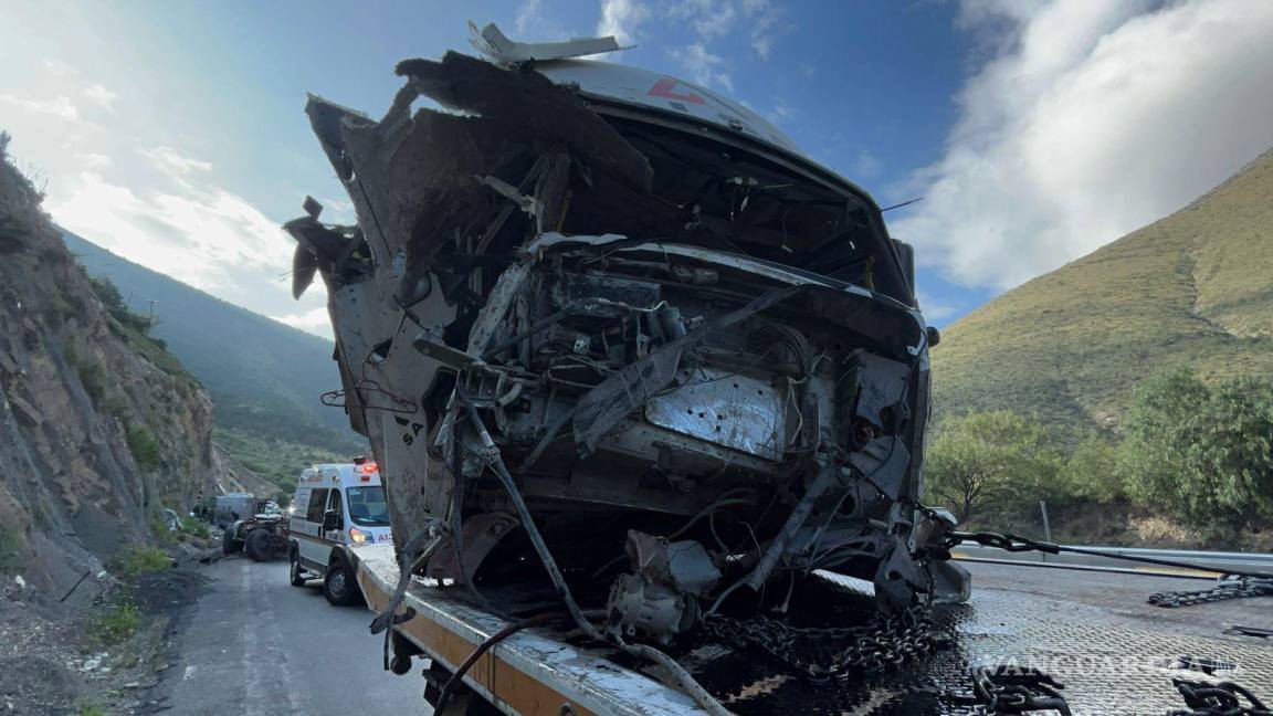 $!Las grúas fueron necesarias para remover los restos del tráiler, dividido en tres partes tras el impacto.