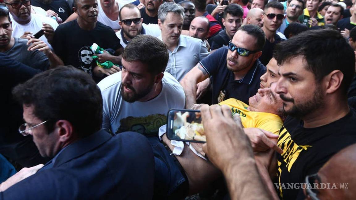 Apuñalan al candidato presidencial de Brasil, Jair Bolsonaro durante acto proselitista