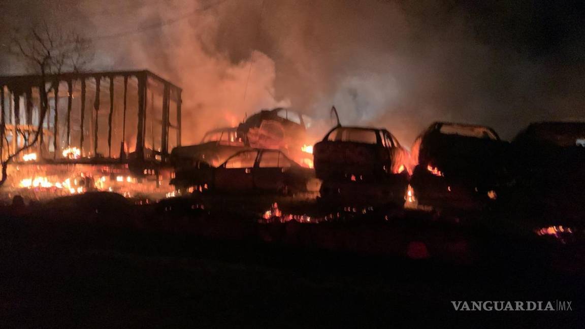 Incendio en corralón en Nuevo León consume 200 vehículos