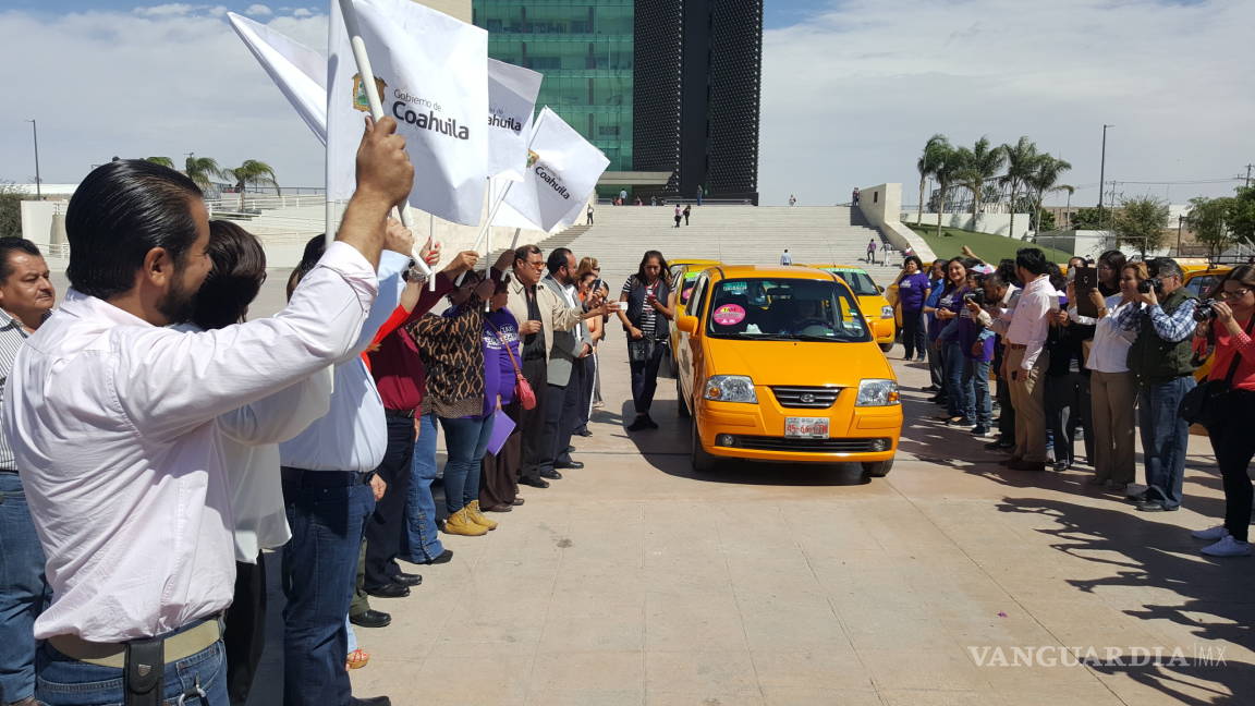 Entregan en Torreón unidades de taxi seguro para mujeres