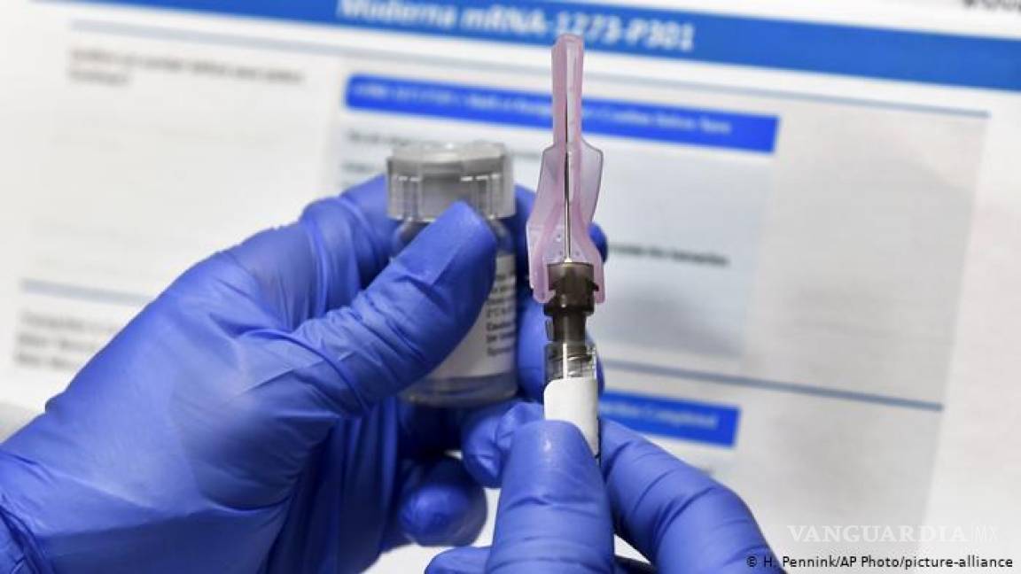 Detienen a un farmacéutico que echó a perder 570 dosis de la vacuna COVID-19 en EU