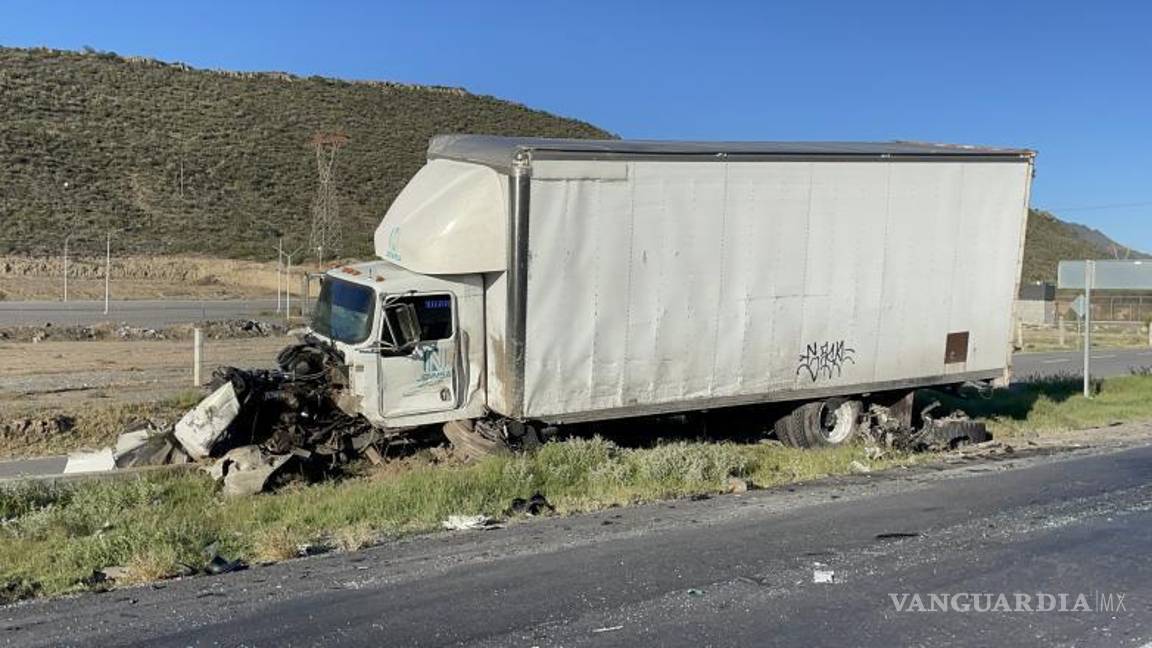 $!Tras el impacto, el camión quedó fuera de la vía, cerca del parque industrial Padre Santos.