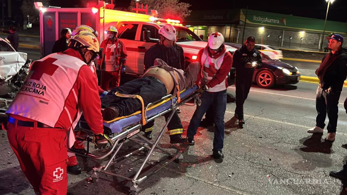 $!Paramédicos de la Cruz Roja realizaron maniobras de rescate para liberar al conductor, quien quedó atrapado luego del choque registrado sobre el bulevar Antonio Cárdenas.