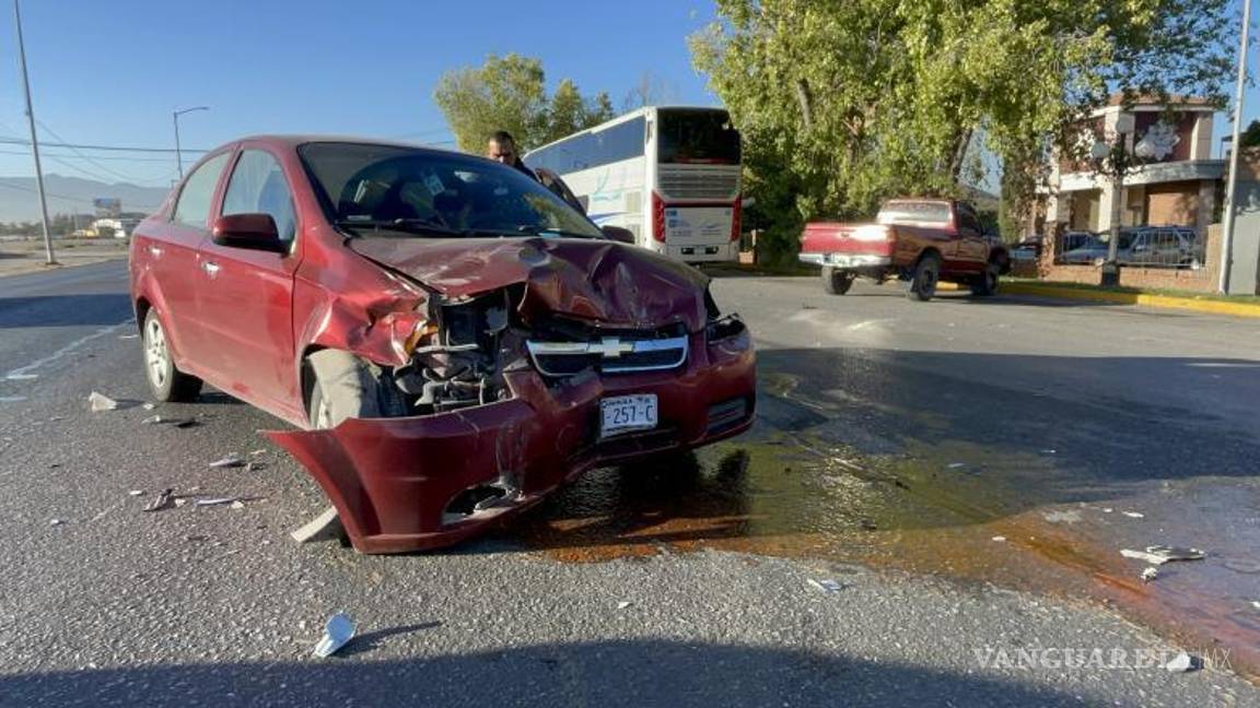$!El conductor del Chevrolet Aveo, José Alberto “N”, también resultó con lesiones menores y fue valorado por los socorristas en el lugar.