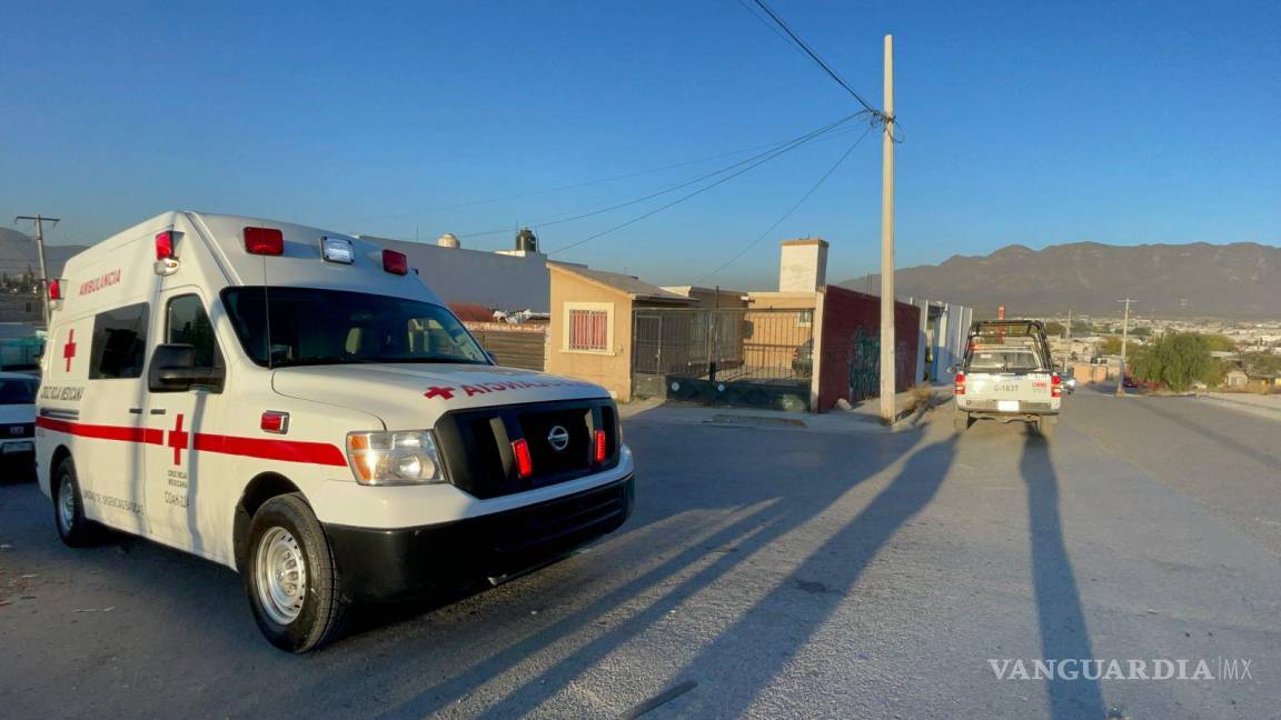 $!Personal de la Cruz Roja y Tránsito Municipal no hallaron evidencia de un accidente vial y se descartó la responsabilidad de un vehículo.