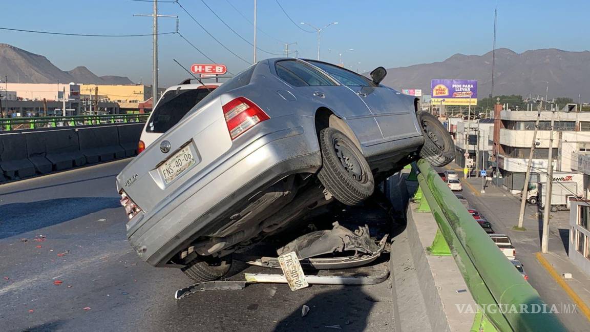 Por poco cae conductor de puente tras accidente en Saltillo
