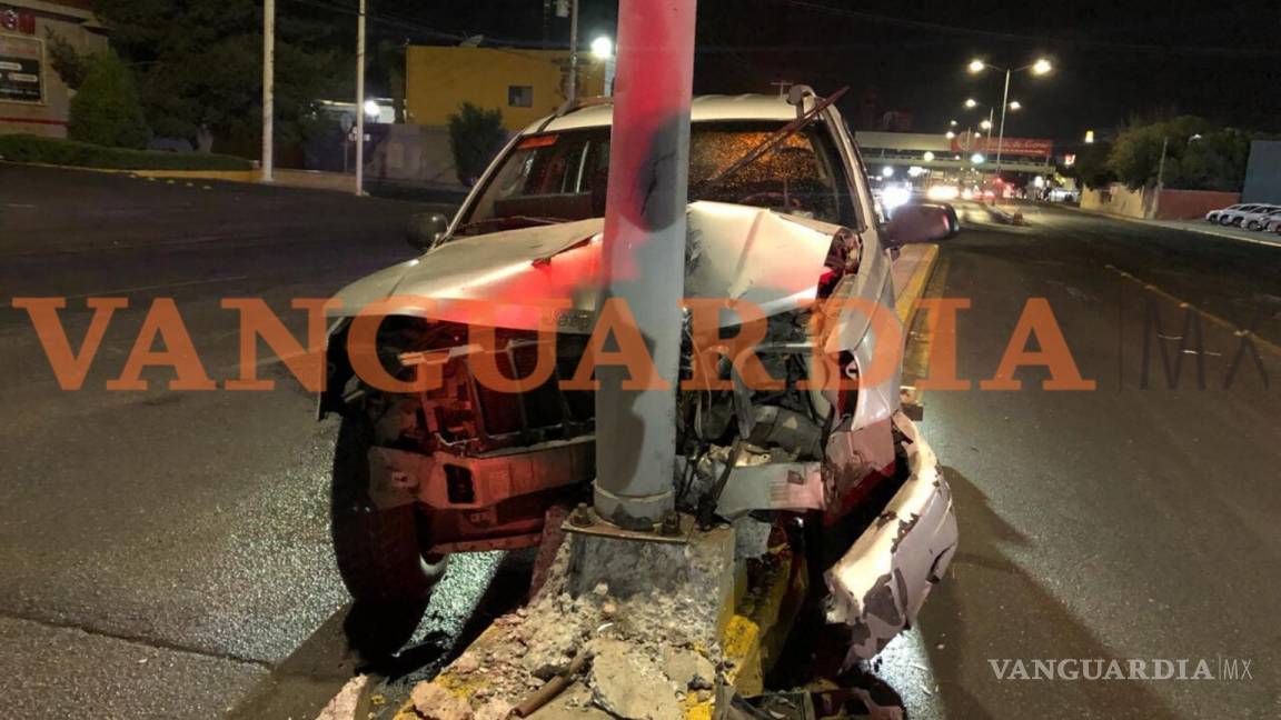 Conductor deja abandonada su camioneta tras aparatoso accidente en Saltillo
