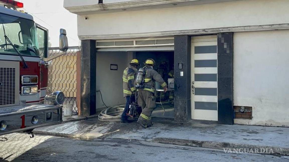 $!Personal del Cuerpo de Bomberos de la Estación Uno respondieron al llamado de emergencia en la colonia Oceanía.