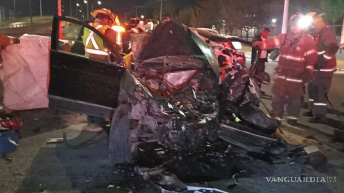 $!El vehículo terminó en los carriles laterales tras impactarse contra la base de un señalamiento.