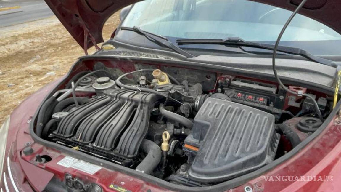 $!El conductor abrió el cofre al detectar humo mientras circulaba por el bulevar Fundadores.