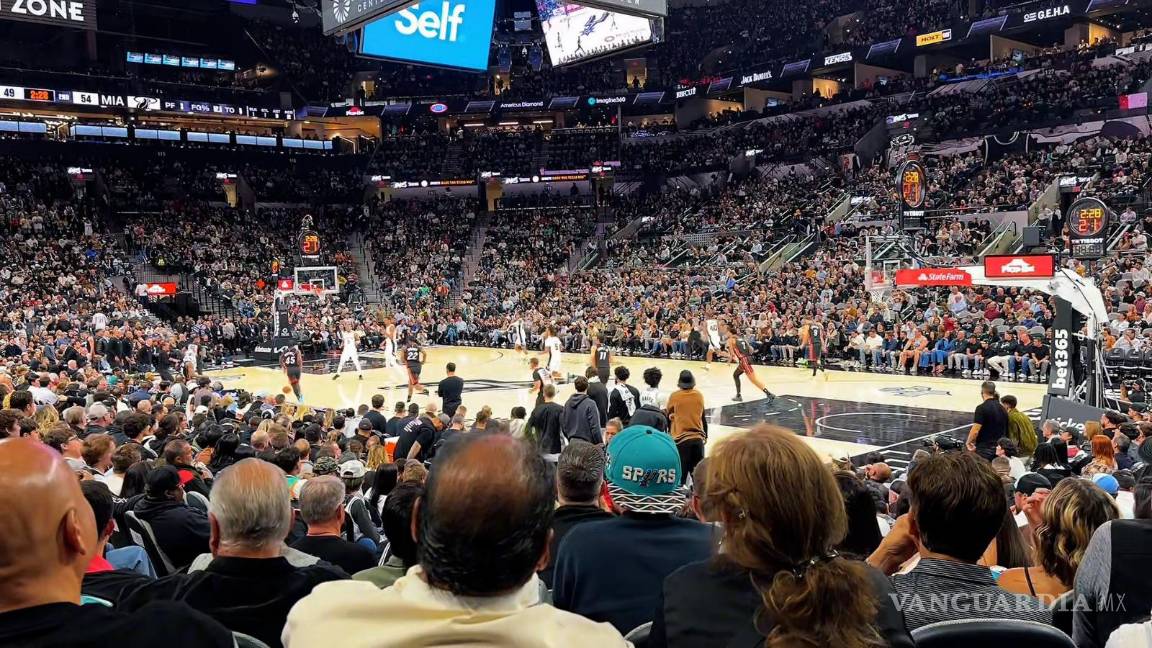 $!La entrega del reconocimiento la realizaron Javier Díaz y su esposa Luly López Naranjo durante el medio tiempo del partido Spurs vs. Miami Heat en San Antonio, Texas.