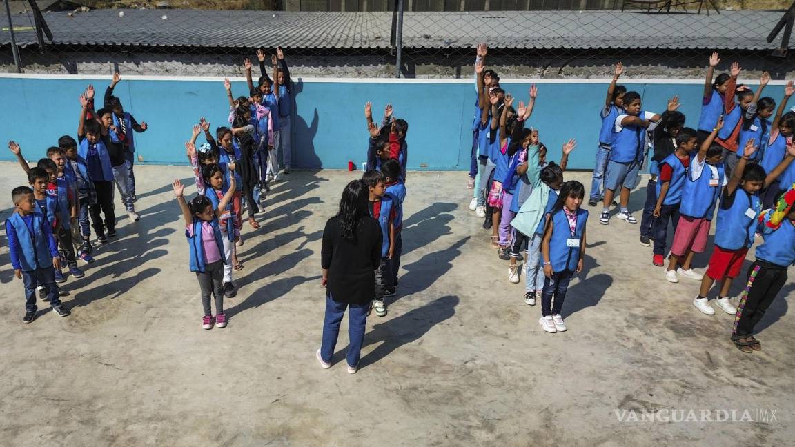 $!Niños migrantes participan en una ceremonia de graduación en la escuela Ciudad de Dios, a un lado del albergue Embajadores de Jesús en Tijuana.