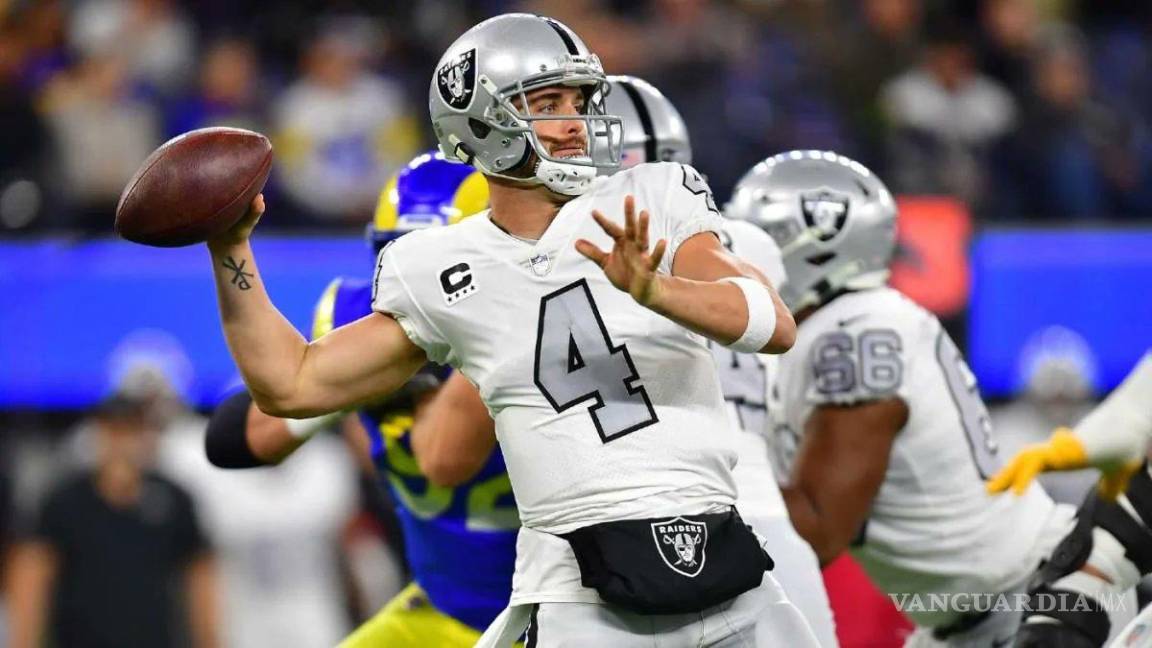 Raiders permiten a Derek Carr negociar con otros equipos