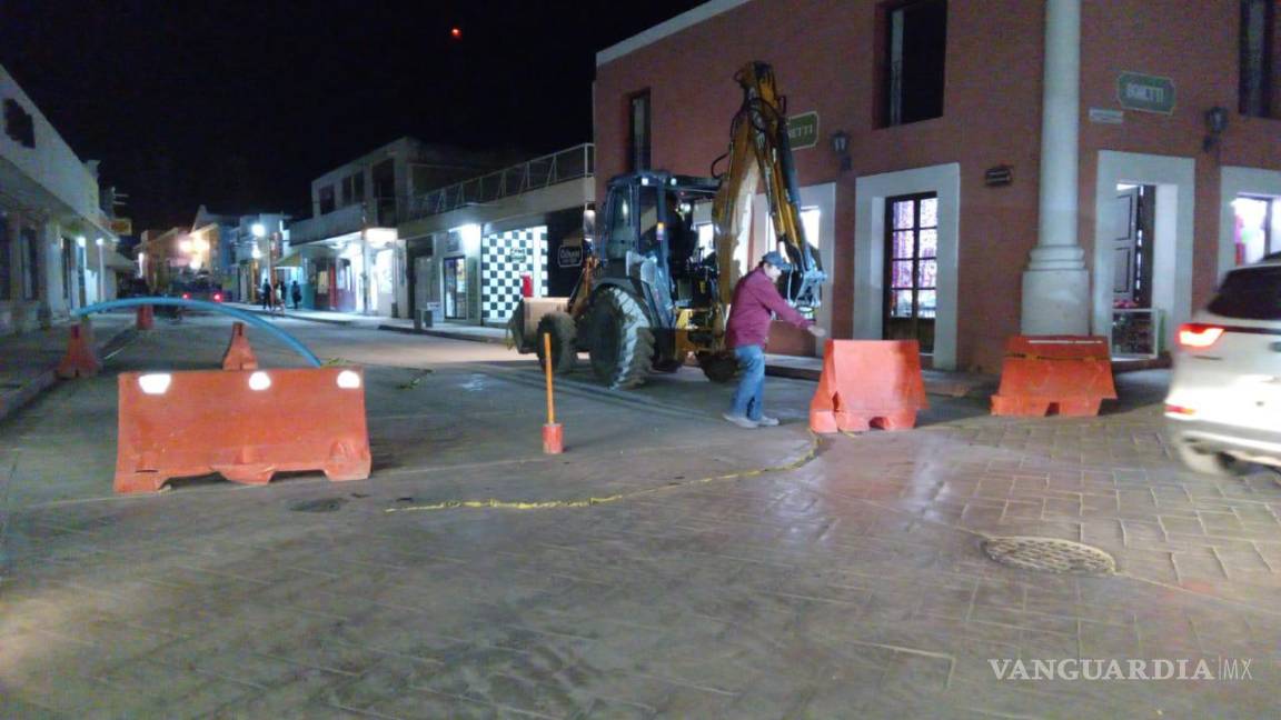 Caos vial en el centro de Parras por retrasos en obras de cableado subterráneo