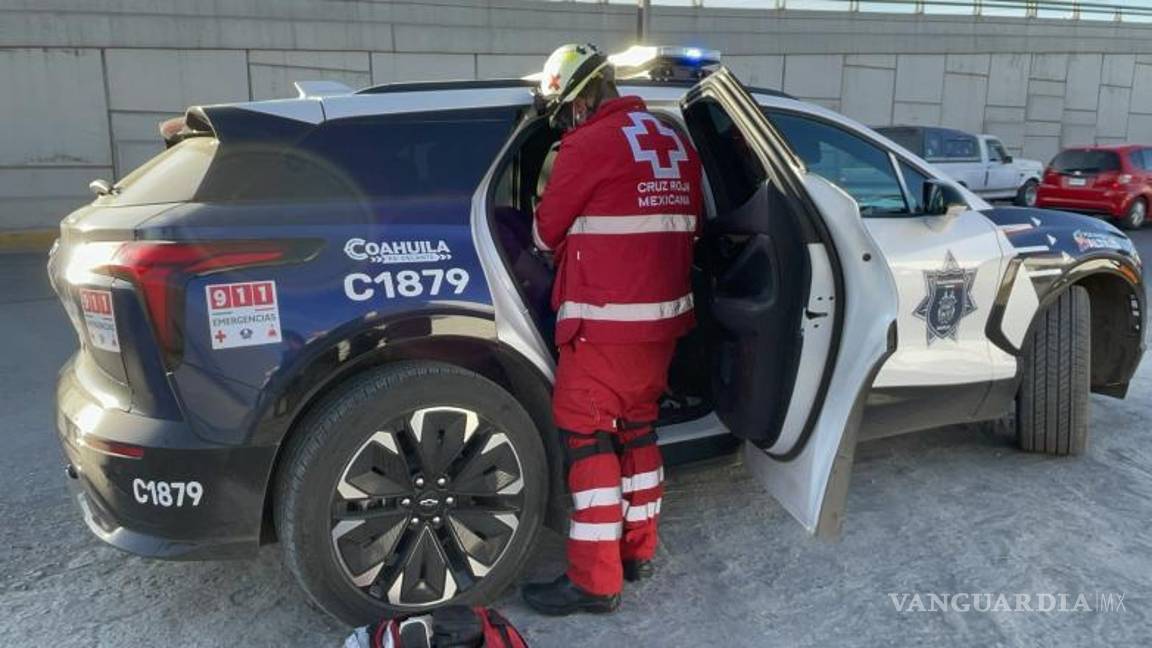 $!El joven conductor de 19 años fue atendido por paramédicos de la Cruz Roja y no presentó lesiones graves.