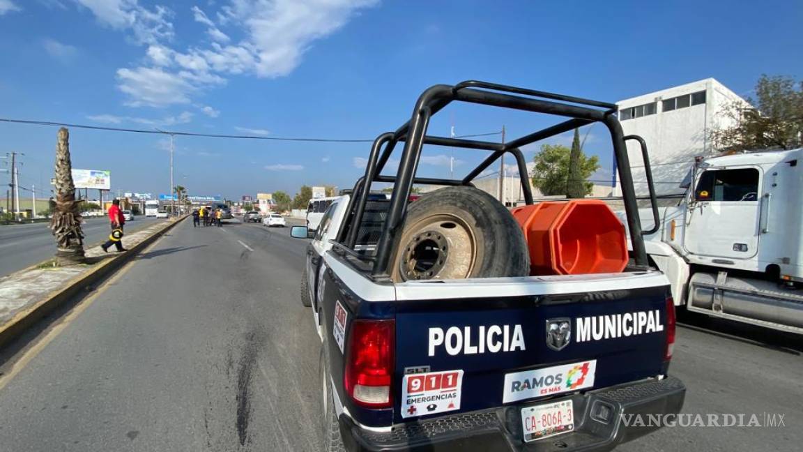 Automóvil es impactado por llantas de un tráiler que salieron ‘volando’ en la Monterrey-Saltillo