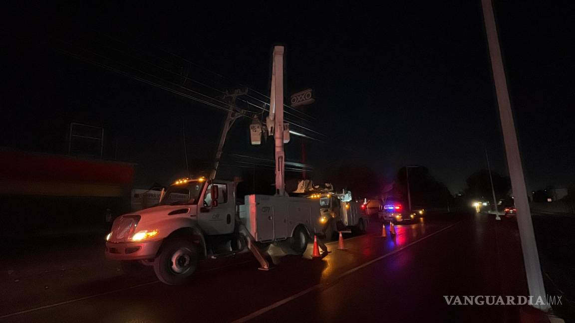 $!El poste de concreto quedó destrozado luego de que el camión recolector se quedara sin frenos.