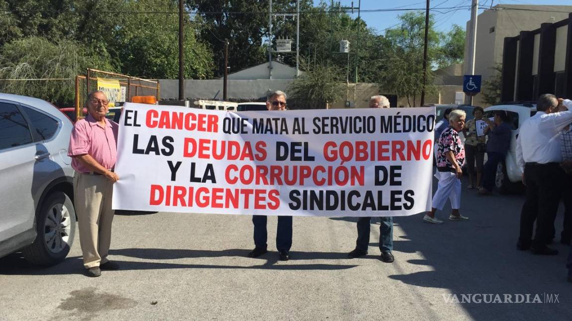 Maestros de Monclova realizan manifestación en la clínica del Magisterio por deficiencias en servicio médico