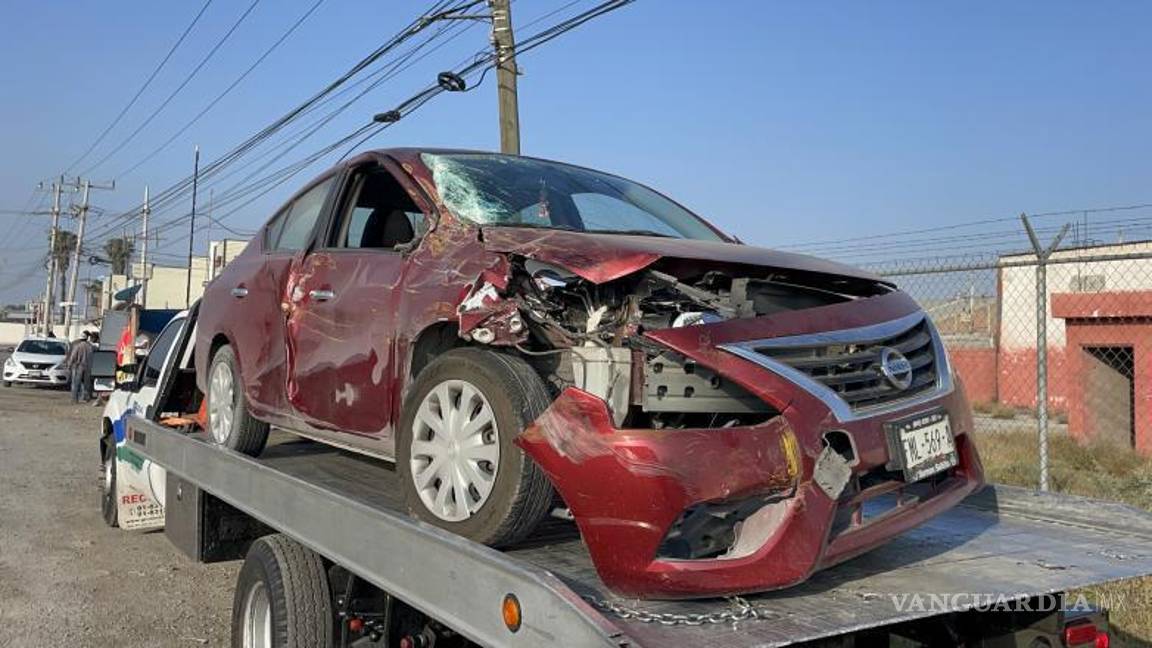 $!El auto quedó incrustado en el camión.