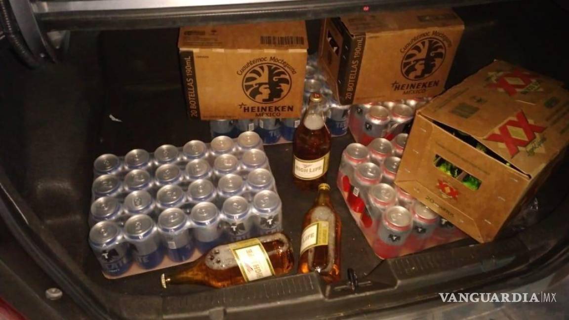 $!Los detenidos llevaban consigo bebidas alcohólicas para su venta.