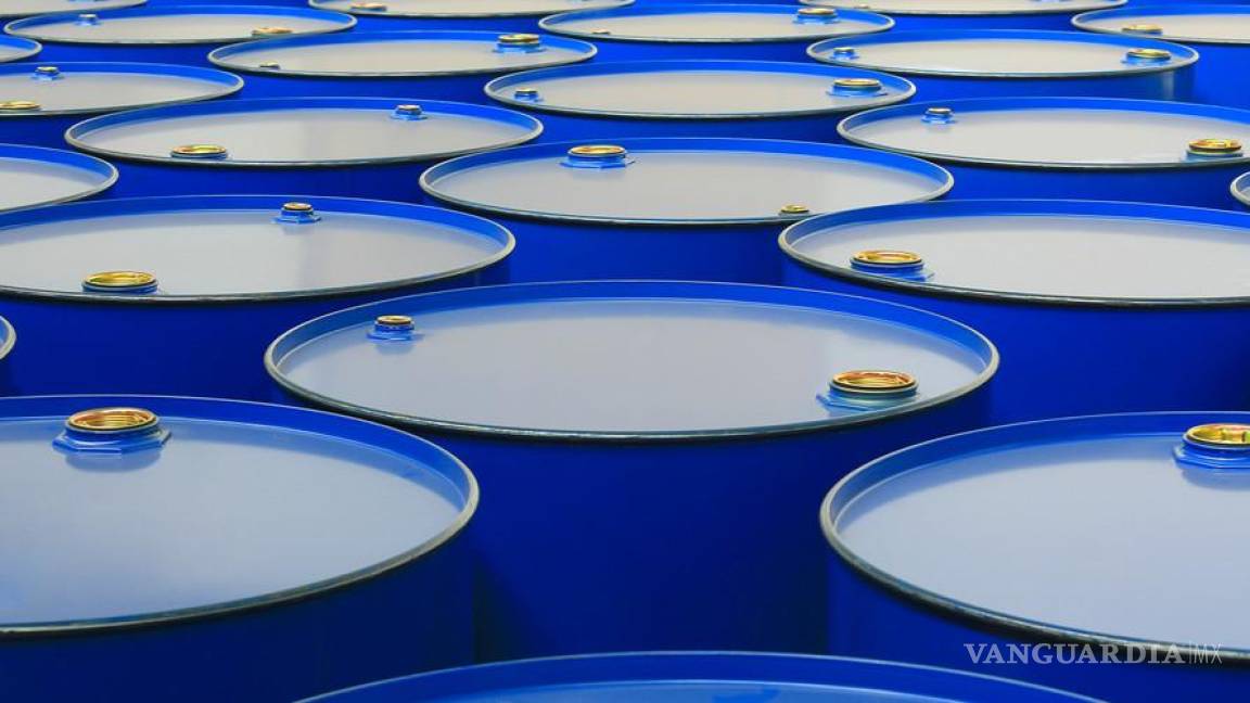 Bajan precios de petróleo ante menor preocupación por la oferta mundial